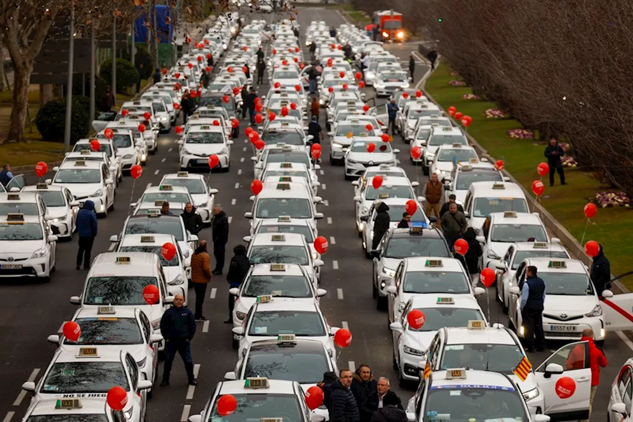 Miles de taxistas se manifiestan en España por subida de precios de seguros