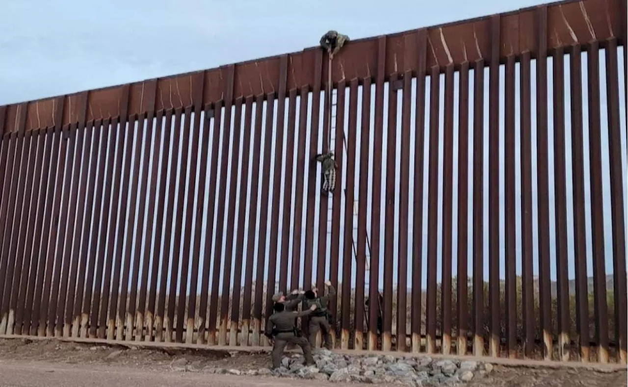 Mujer embarazada y sus hijos cruzan muro de EU; son descubiertos por la patrulla fronteriza