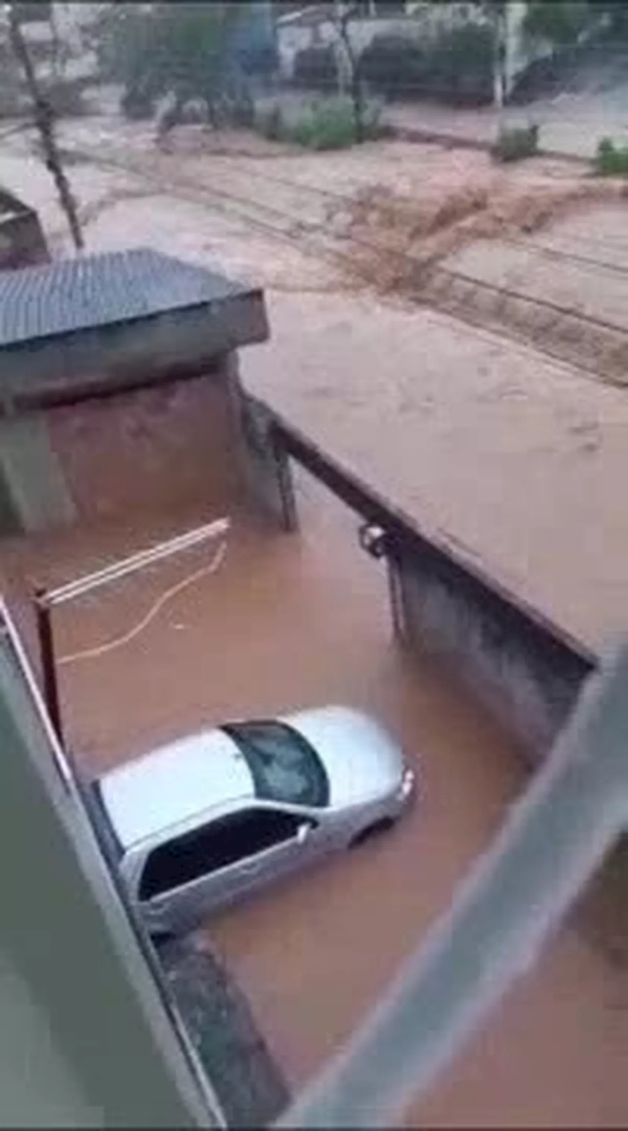 Chuva causa transtornos na Cidade Administrativa e alagamentos em Santa Luzia