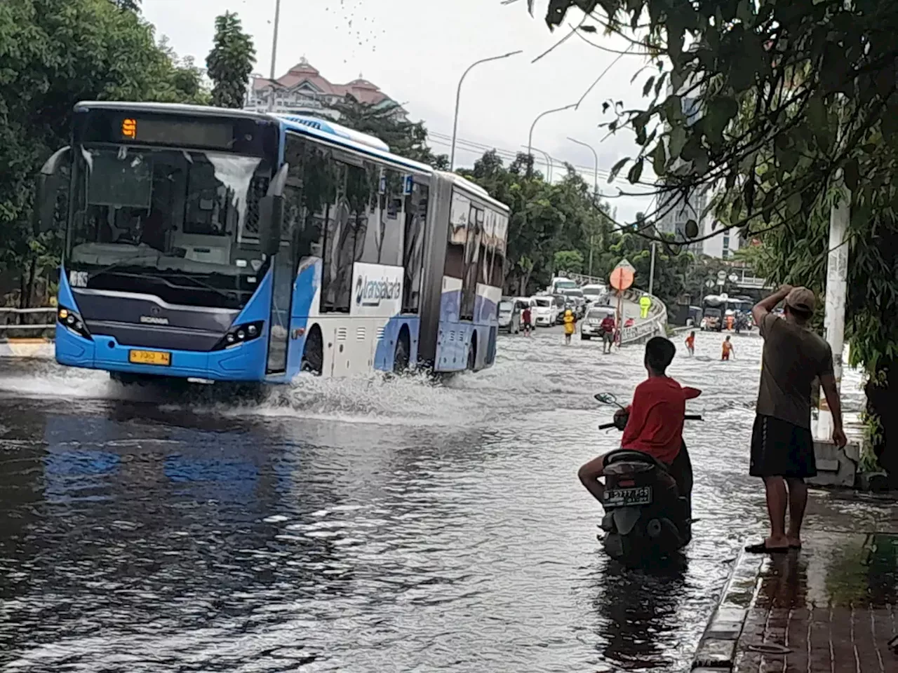 Banjir di Sejumlah Lokasi di Jakarta, Warga Mengungsi