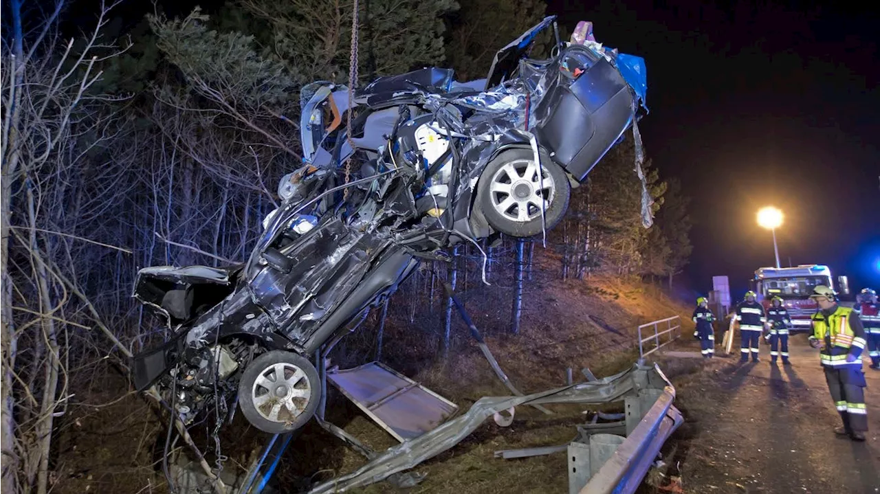  Audi durchbricht auf A21 Leitplanke und landet in Baum