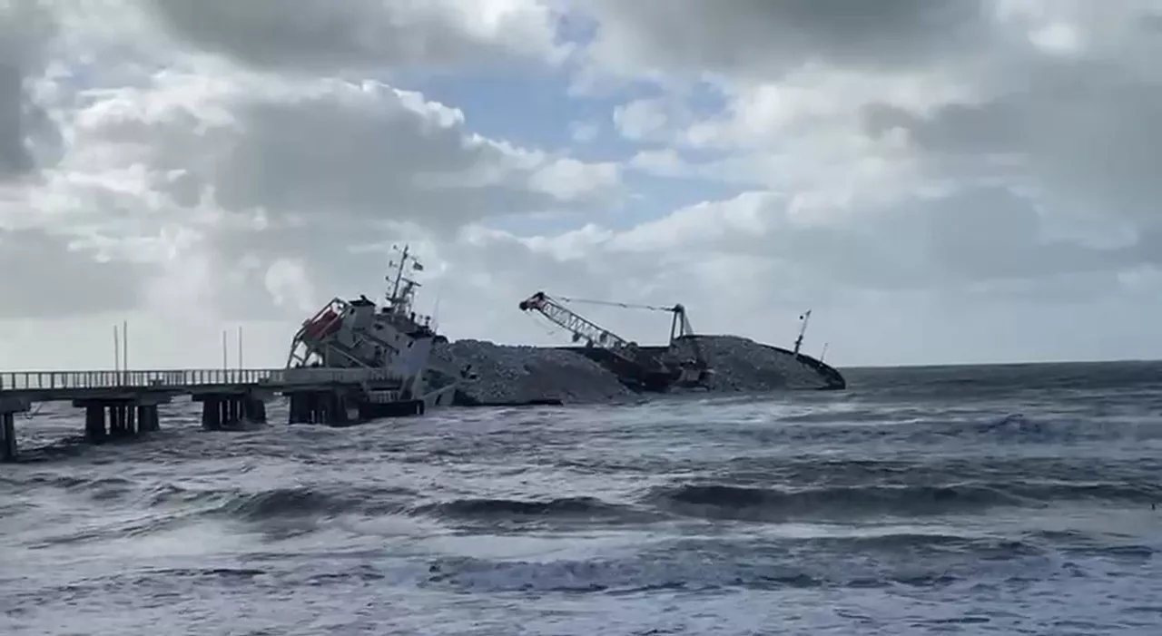 Maltempo, nave si schianta contro il pontile di Marina di Massa