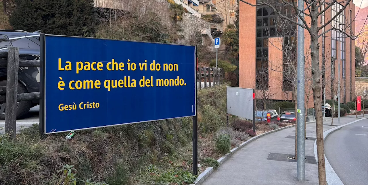 Manifesti blu con versetti della Bibbia in tutta la Svizzera