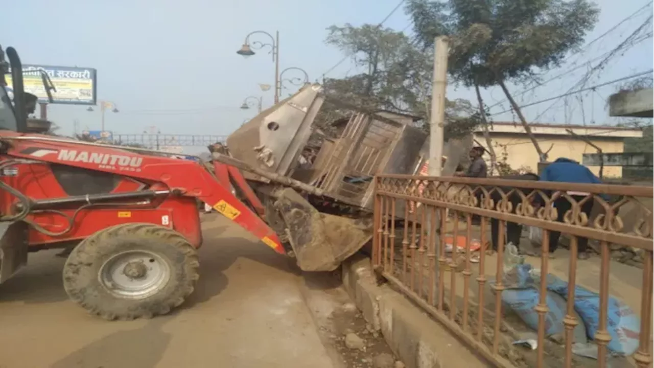 Bulldozer News: यूपी के इस शहर में अचानक गरजा बुलडोजर, मचा हड़कंप; अवैध कब्जे से 'आजाद' हुई सड़कें