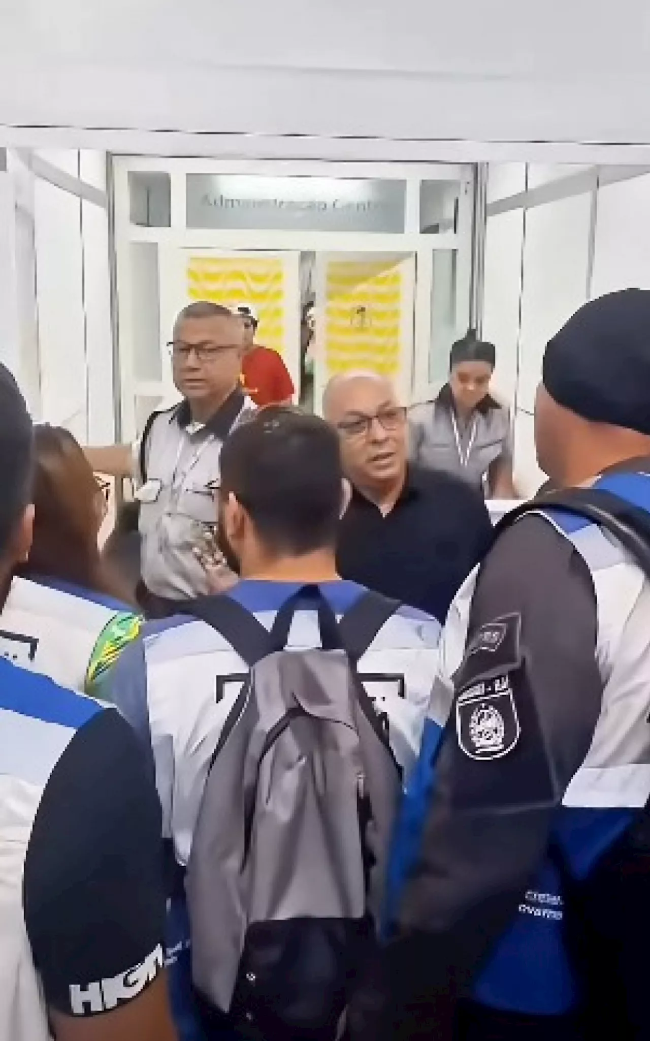 Agentes do Segurança Presente protestam contra salários atrasados na Uerj