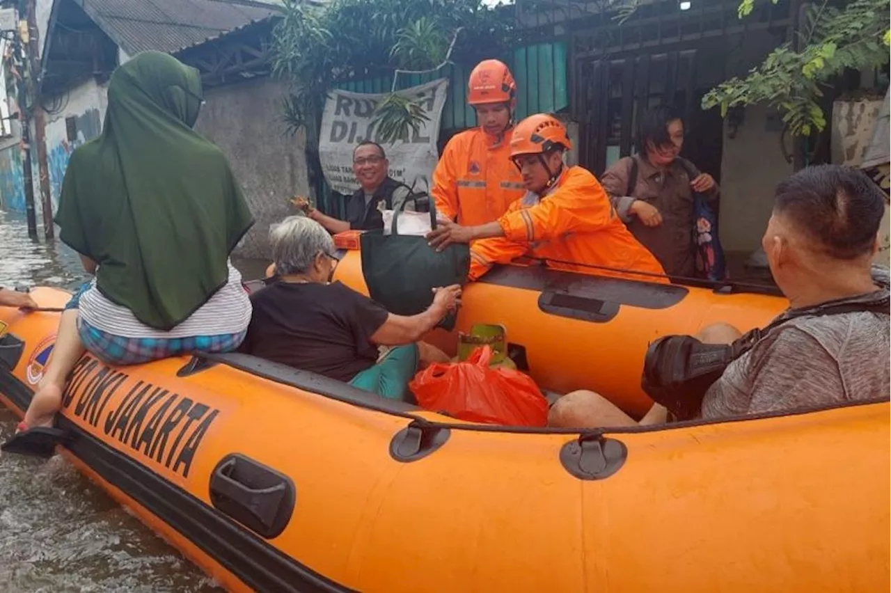 Pemkot Jakbar Atasi Banjir dengan Penyedotan dan Pengungsian