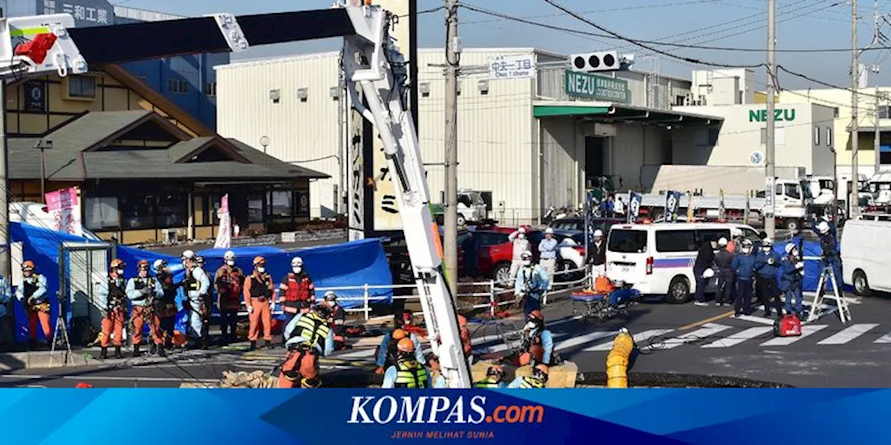 Tim SAR Terus Berusaha Menyelamatkan Sopir Truk yang Ambles ke Lubang di Saitama