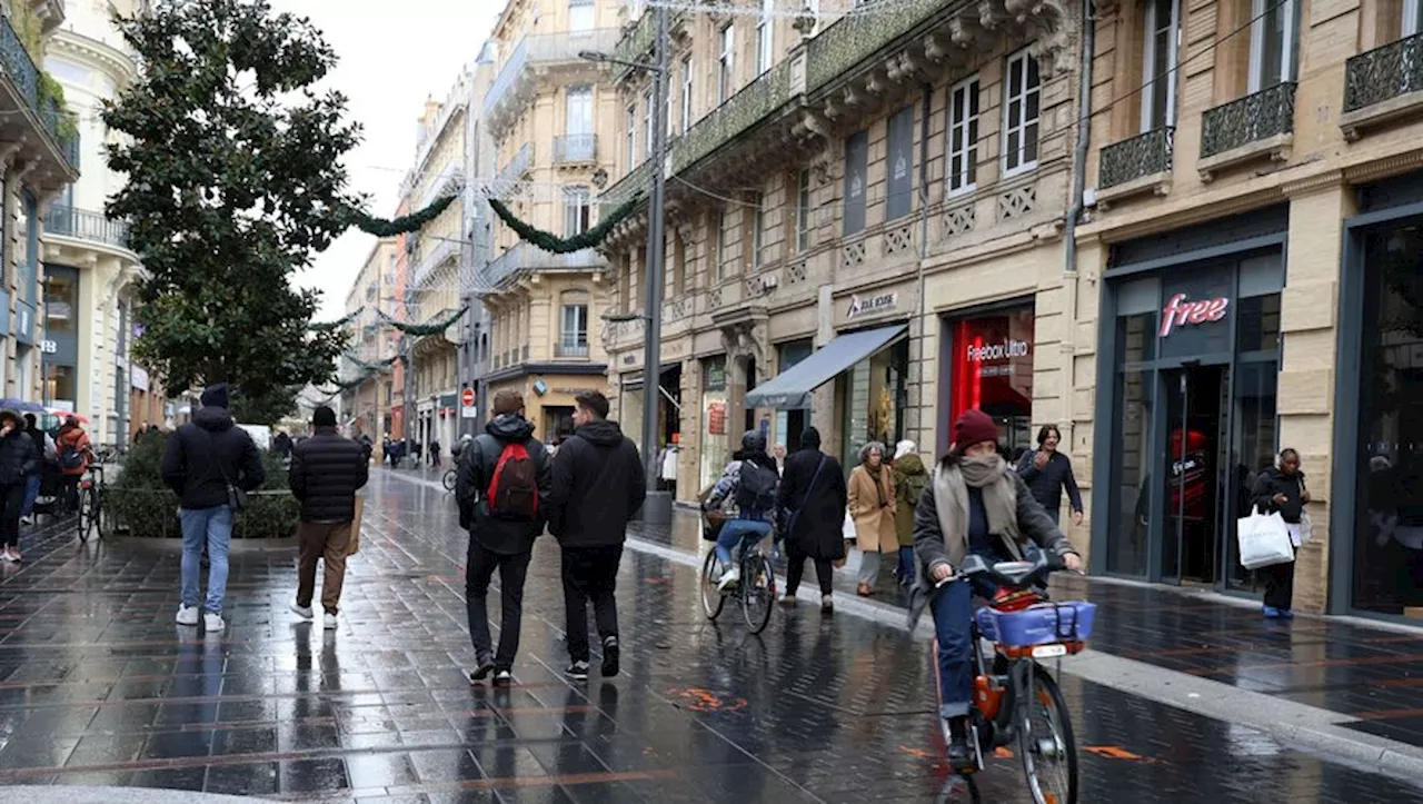 Le marquage incitatif de la rue d'Alsace-Lorraine à Toulouse disparaît