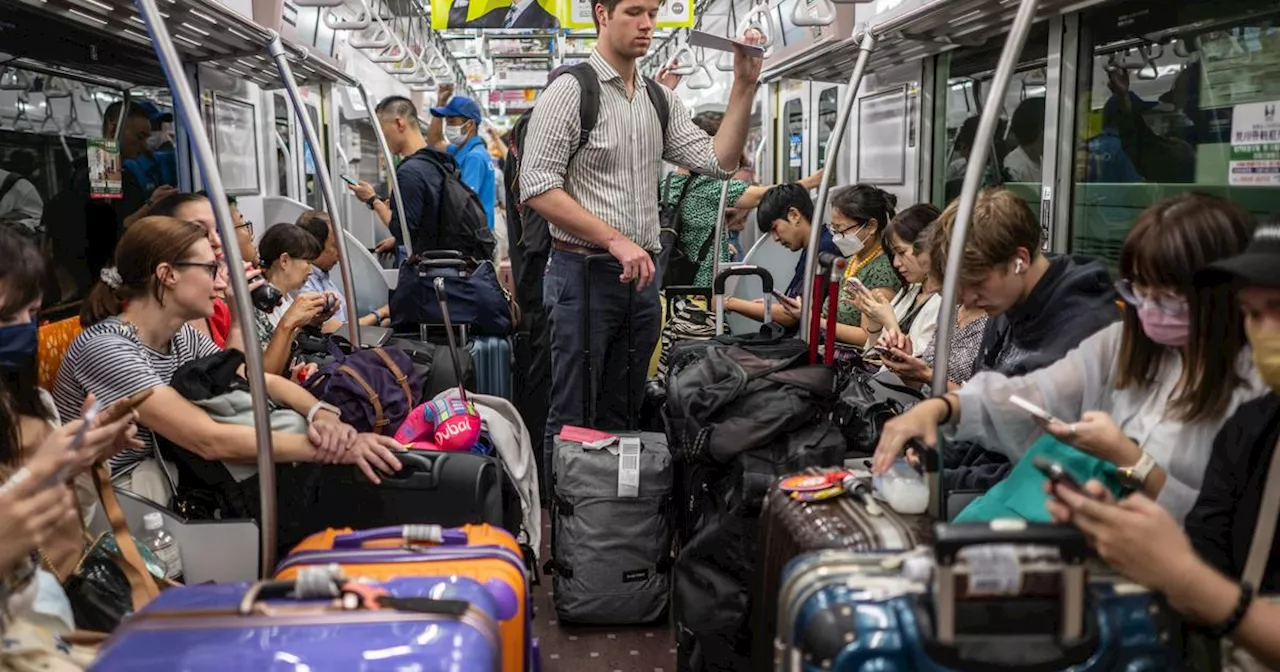 Parler fort, ne pas laisser descendre... Les sales manies des touristes qui agacent les Japonais dans les transports