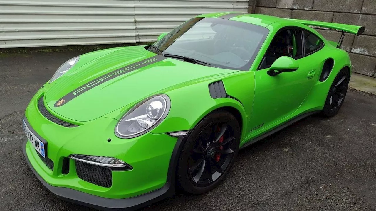 Une Porsche 911 GT3 verte mise à prix 120 000 euros lors d'une vente aux enchères