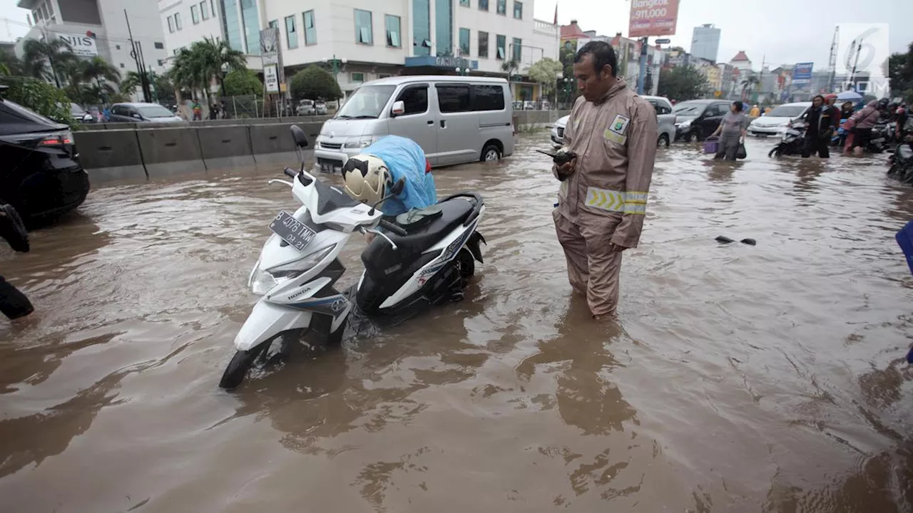 Ruas Jalan di Kelapa Gading Banjir, Mobil dan Motor Tak Bisa Melintas