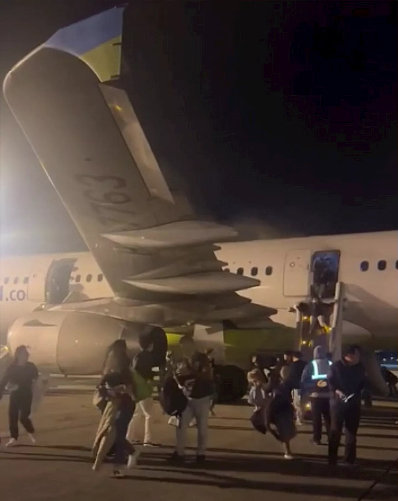 김해공항 에어부산 항공기 지상 화재, 승객 170명 불안 속 이륙 지연