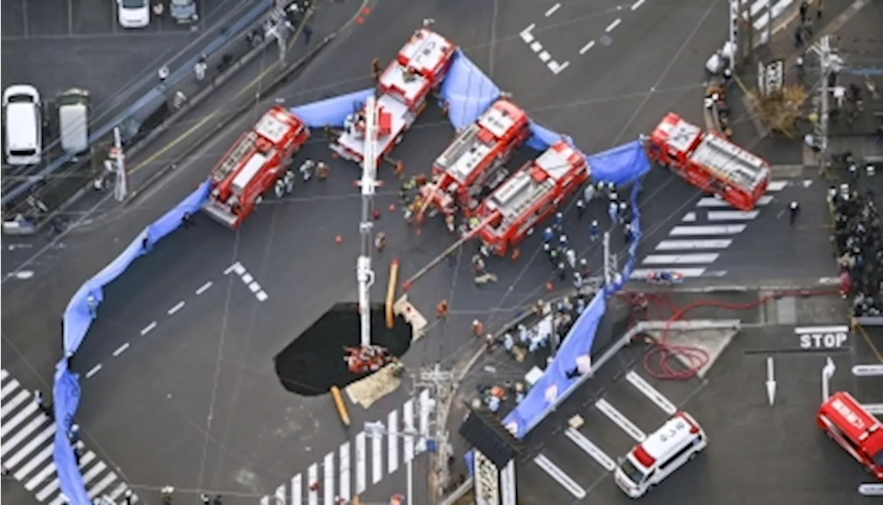 Japan truck driver still trapped in sinkhole for over 24 hours as rescue efforts continue (VIDEO)