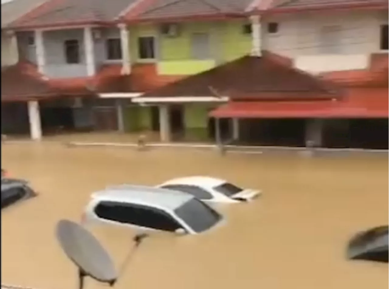 Sarawak spins up 15 evacuation centres as floods hit on first day of CNY (VIDEO)