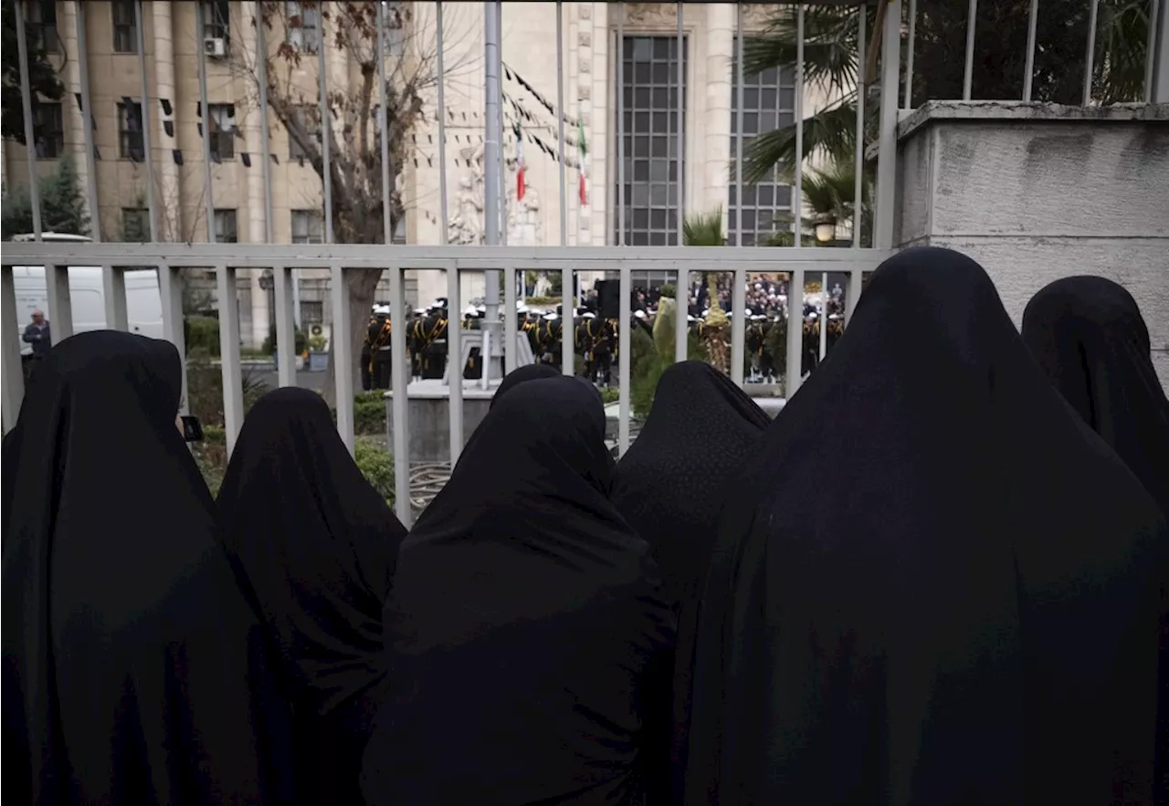 Comment l'islamisme s'impose-t-il et pourquoi cible-t-il davantage les femmes ?