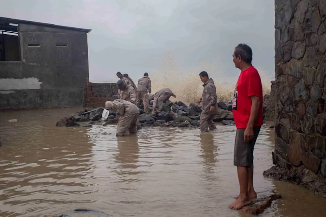 Tanggul Laut Jebol di Indramayu, Banjir Meluar di Jakarta