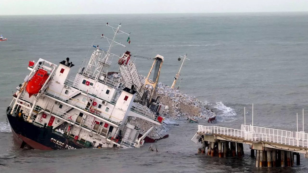 Nave Guang Rong si scontra al porto di Marina di Massa