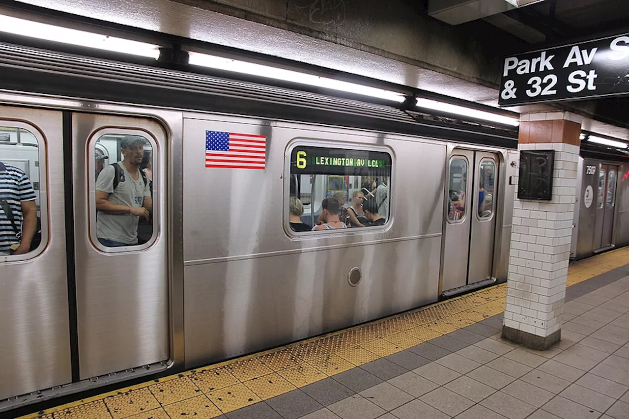 Julia Fox sorprende al posar en el metro de Nueva York para una campaña de MAC