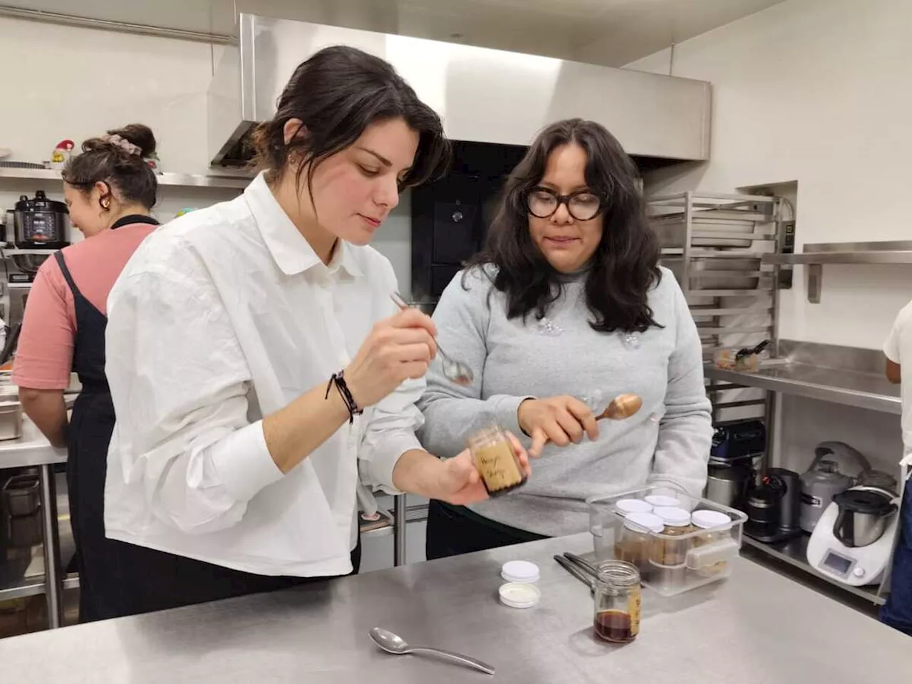 Las chefs Rosío Sanchez y Laura Cabrera sirven cena en Baldío