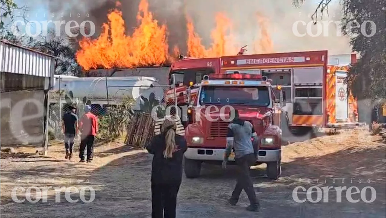 Incendio devora empresa de tarimas en la Central de Abastos de León