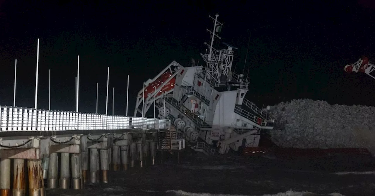 Nave Cargo Arenata a Marina di Massa