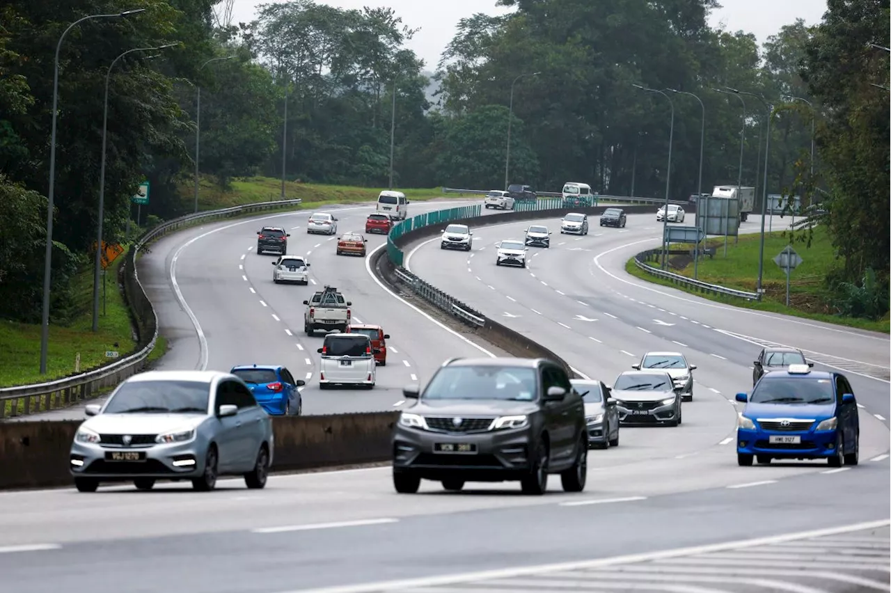 Heavy Traffic on Malaysian Highways as Travelers Head Home for Chinese New Year