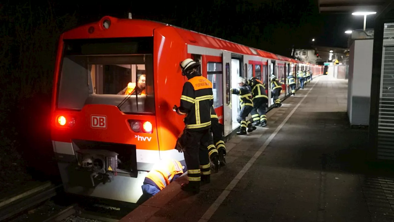 Mann in Hamburg fast von S-Bahn überrollt