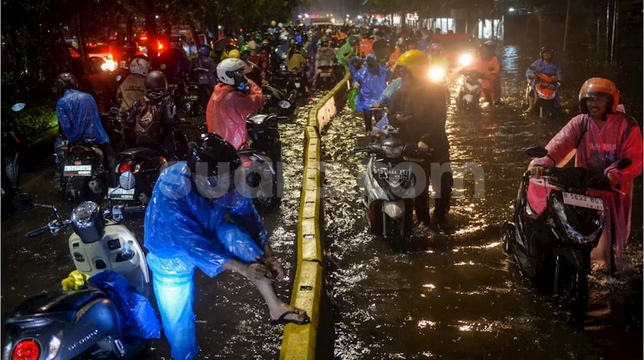 Banjir Menggenangi Jelajah Jakarta, Drainase dan Cuaca Jadi Penyebab Utama