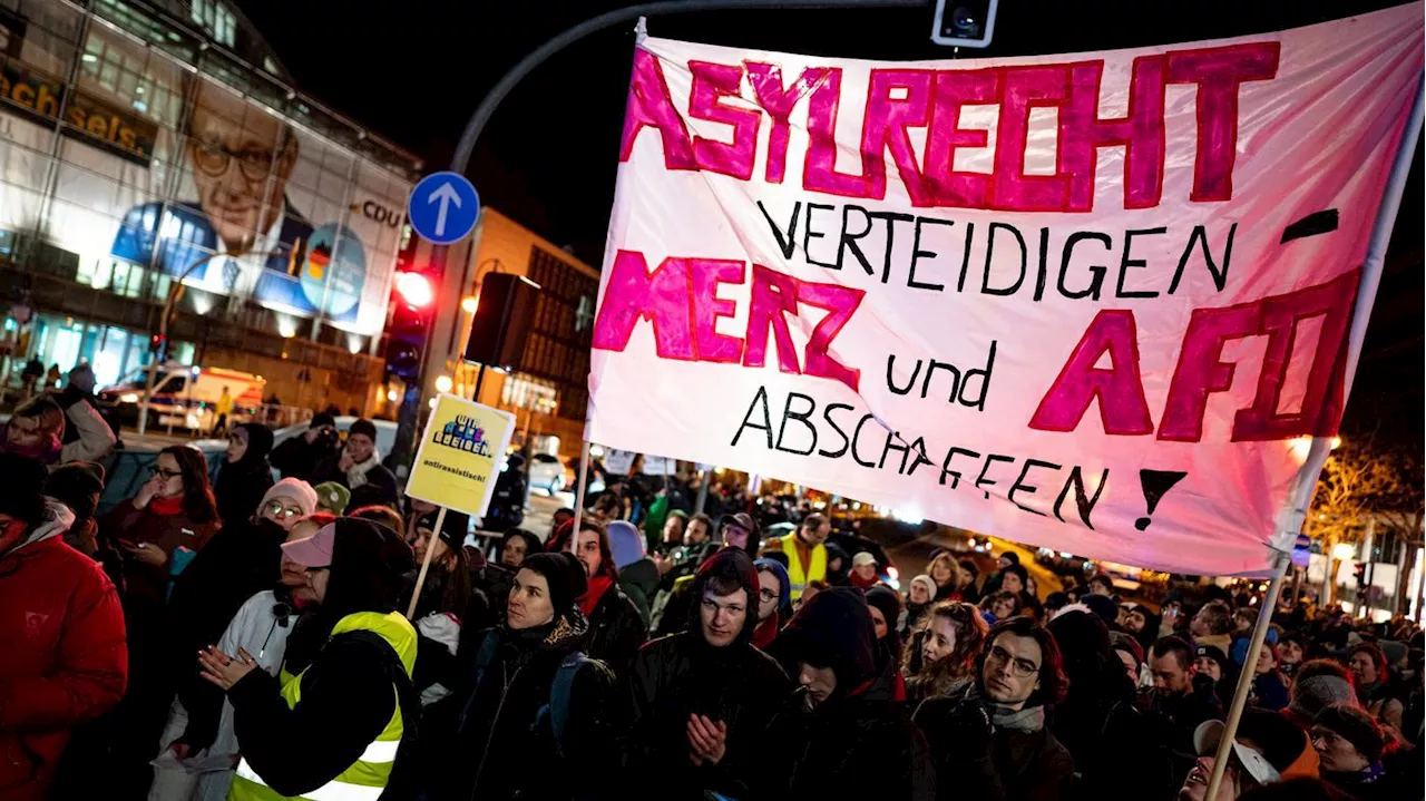 Nach Abstimmung im Bundestag: Mehrere hundert Menschen bei Kundgebung vor CDU-Zentrale