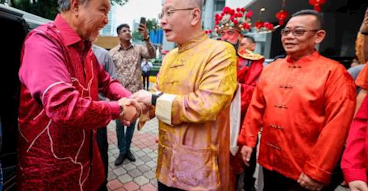 Deputy Prime Minister Energizes MCA Chinese New Year Open House