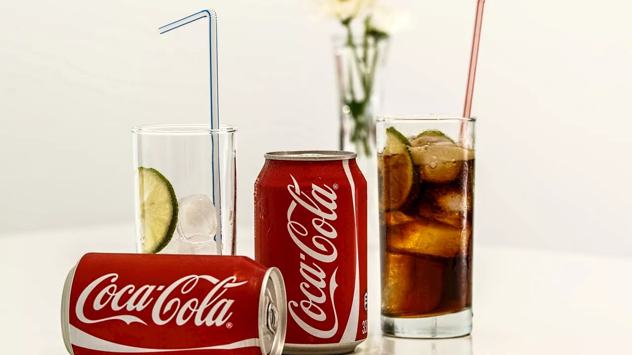 Coca-Cola ritira prodotti per presenza di clorato: rischi per la salute e iperconsumo di zuccheri nelle bevande gassate