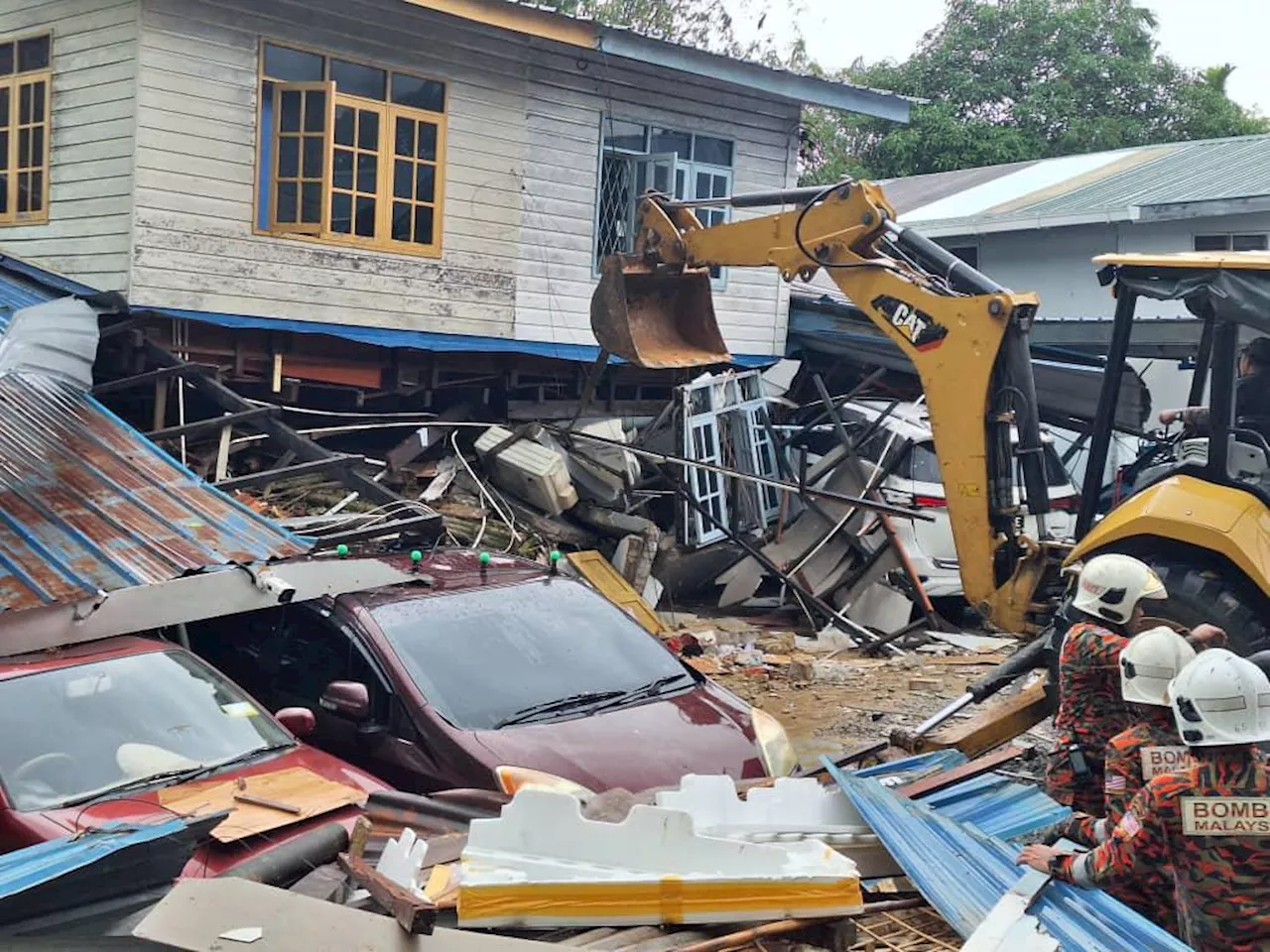 Four Found Dead in Landslide in Kampung Lereng Bukit