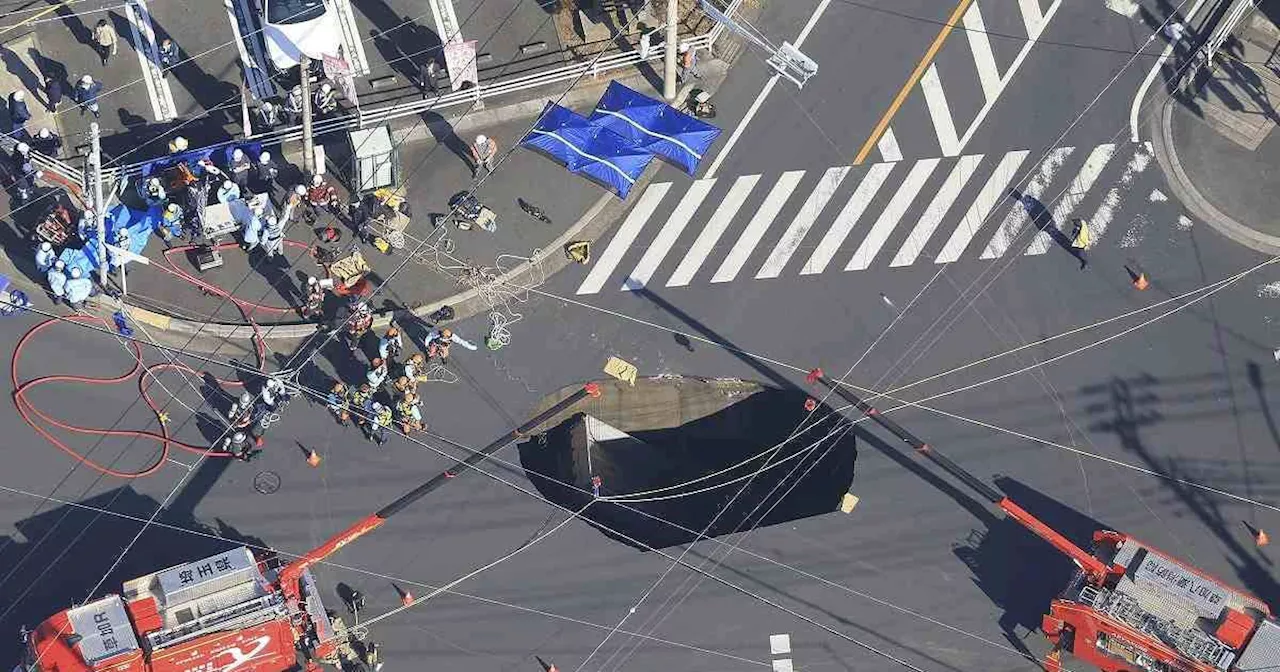 Un camión fue engullido por socavón en medio de una calle en Japón; buscan al conductor