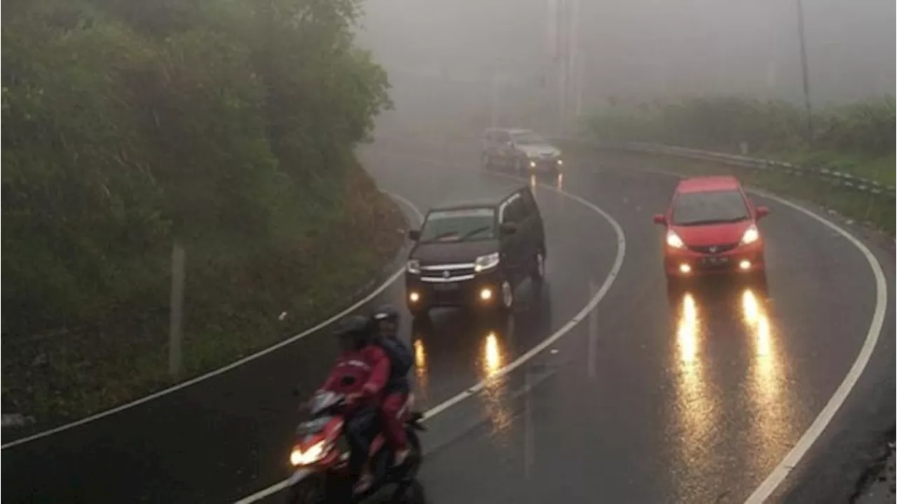 Banyak Pengemudi Salah Kaprah Gunakan Lampu Hazard saat Hujan Deras