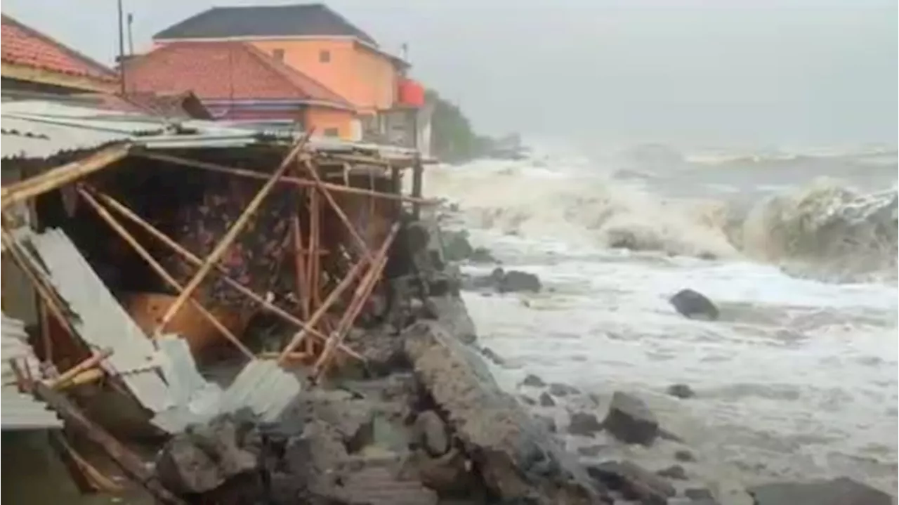 Gelombang Raksasa Hantam Indramayu, Ratusan Rumah Terendam Banjir Rob