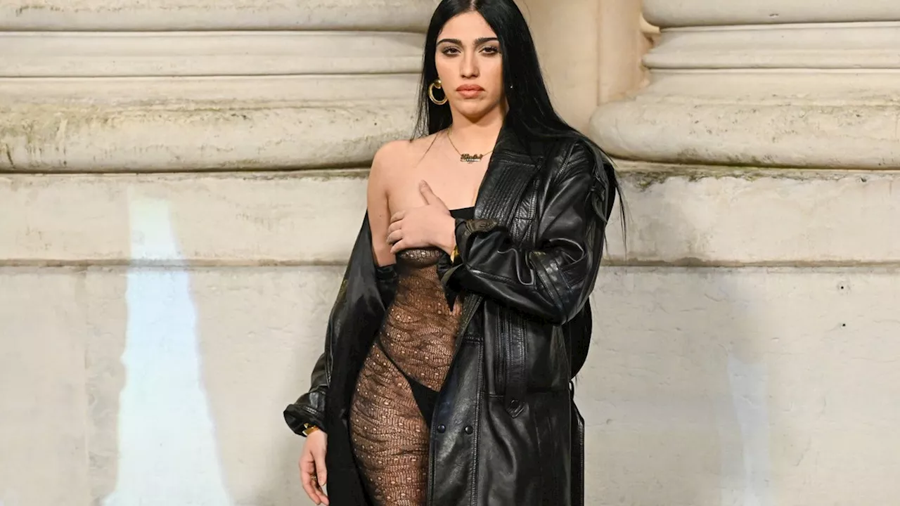 Madonna'nın Kızı Lourdes Leon Paris Moda Haftasında Şeffaf Bir Catsuit ile Dikkat Çekti