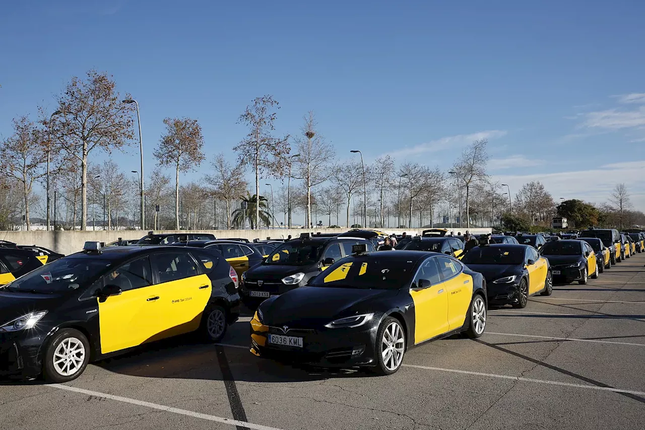 Miles de taxistas se concentran en Madrid y Barcelona para protestar por la subida de los precios de los seguros y para pedir más control sobre los VTC