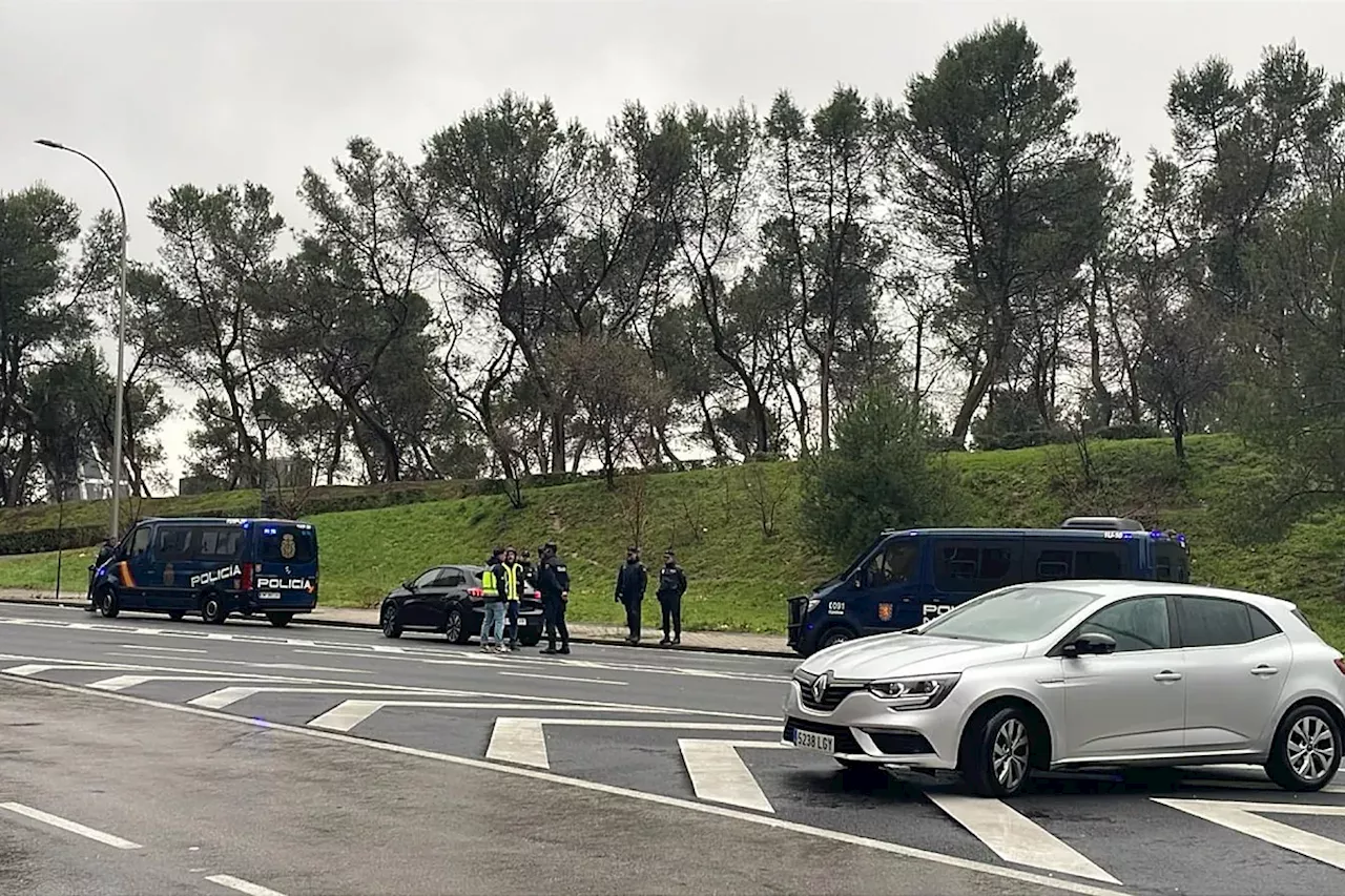 Muere el conductor de un vehículo al recibir un disparo en el pecho tras embestir en la huida a un coche de la Policía en Madrid