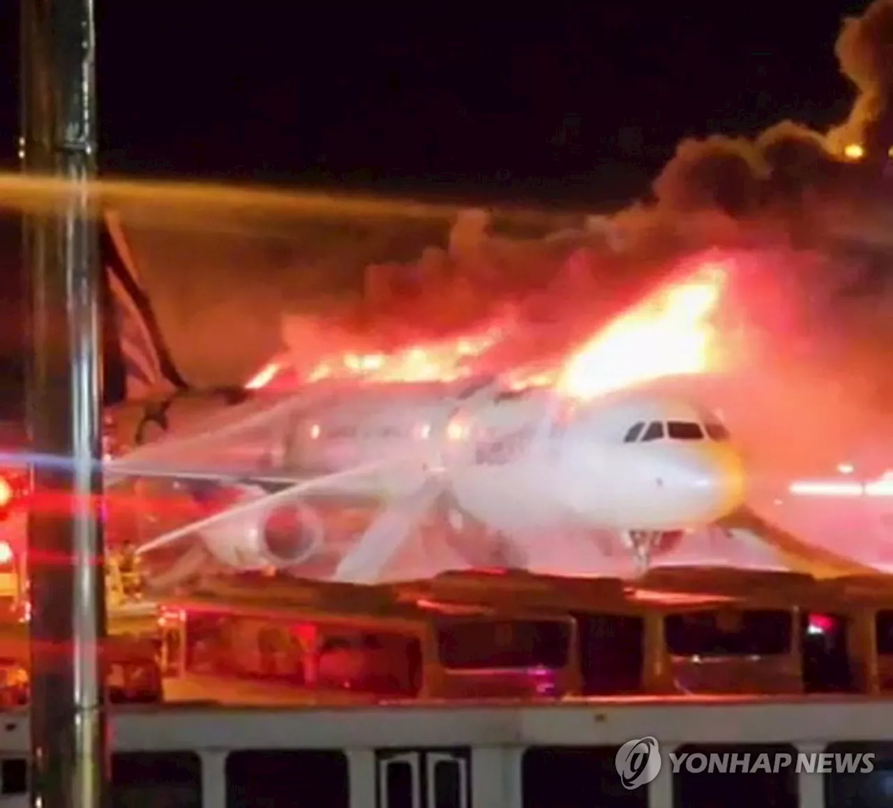 김해공항 에어부산 항공기 화재, 승객 176명 모두 안전