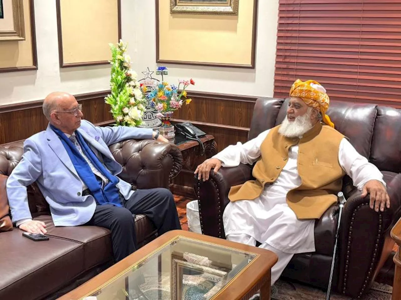 Irfan Siddiqui briefs Fazl about talks between PTI and govt