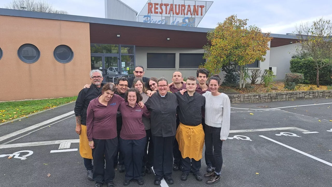 Au restaurant Pincée de sel à Cholet, une vingtaine d'ouvriers en situation de handicap s'affairent chaque jour