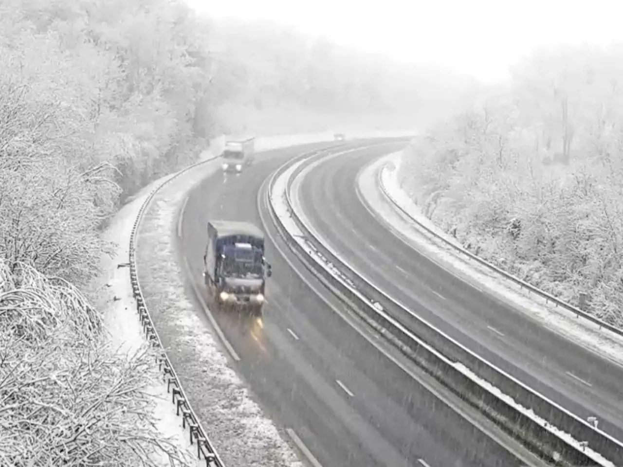 Neige massive et verglas attendus dans les Alpes, des conditions difficiles en Isère