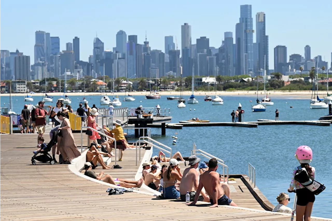 La gente si rilassa sulla spiaggia di Melbourne St Kilda