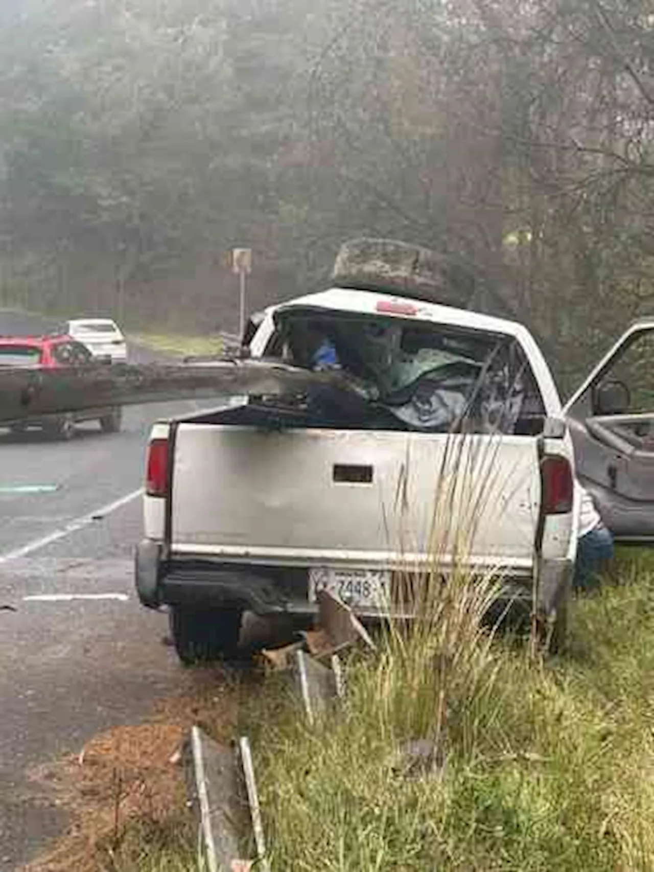 Un muerto y una lesionada tras choque de camioneta contra barrera en Xalapa-Perote