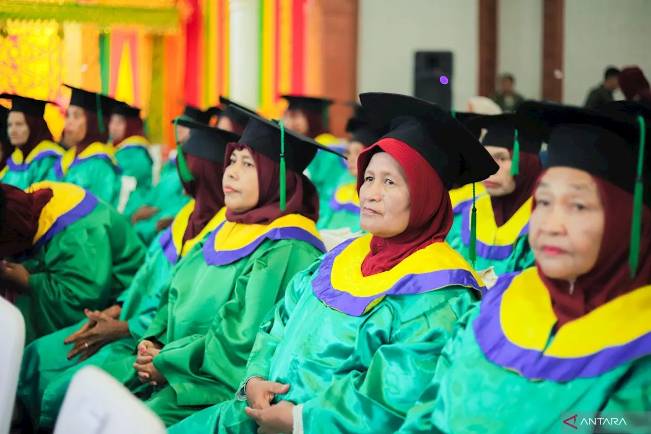 82 Lansia di Nagan Raya Wisuda Program Sekolah Lansia