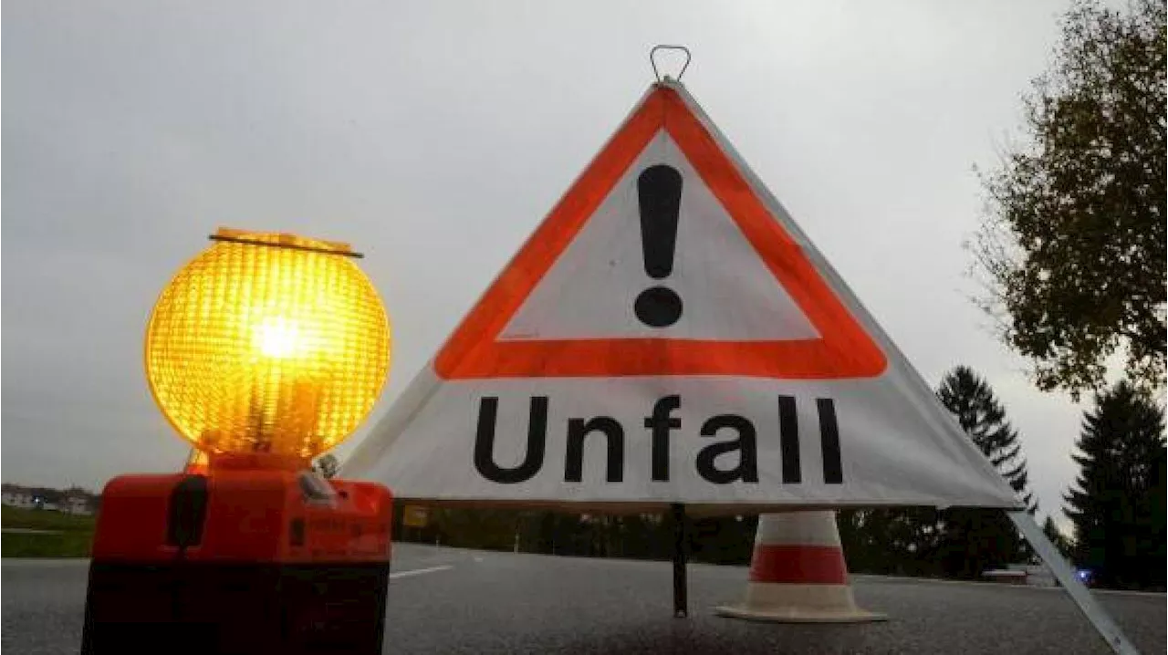 A93 stundenlang gesperrt: Lastwagen mit 15 Tonnen Eiern kracht gegen Leitplanke