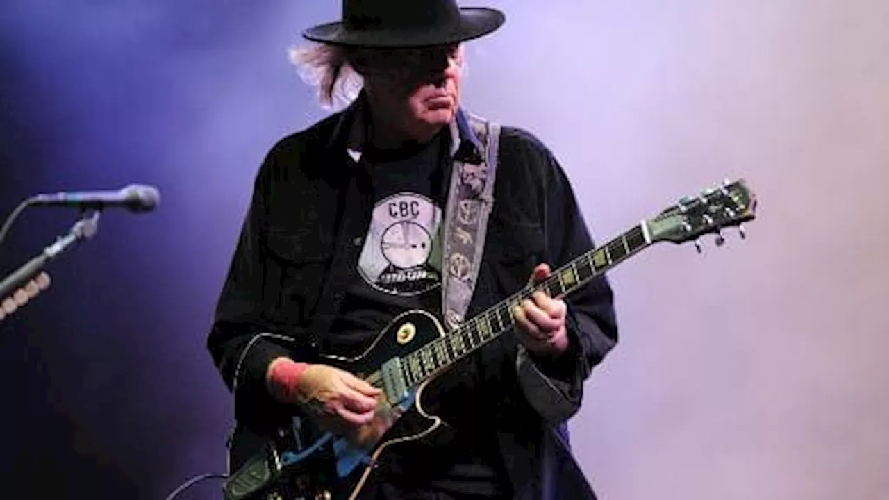 Neil Young revient sur sa décision de ne pas jouer à Glastonbury