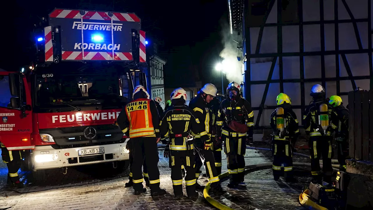 Feuerwehr bricht in Korbach Rettung ab: Mann stirbt bei Haus-Brand