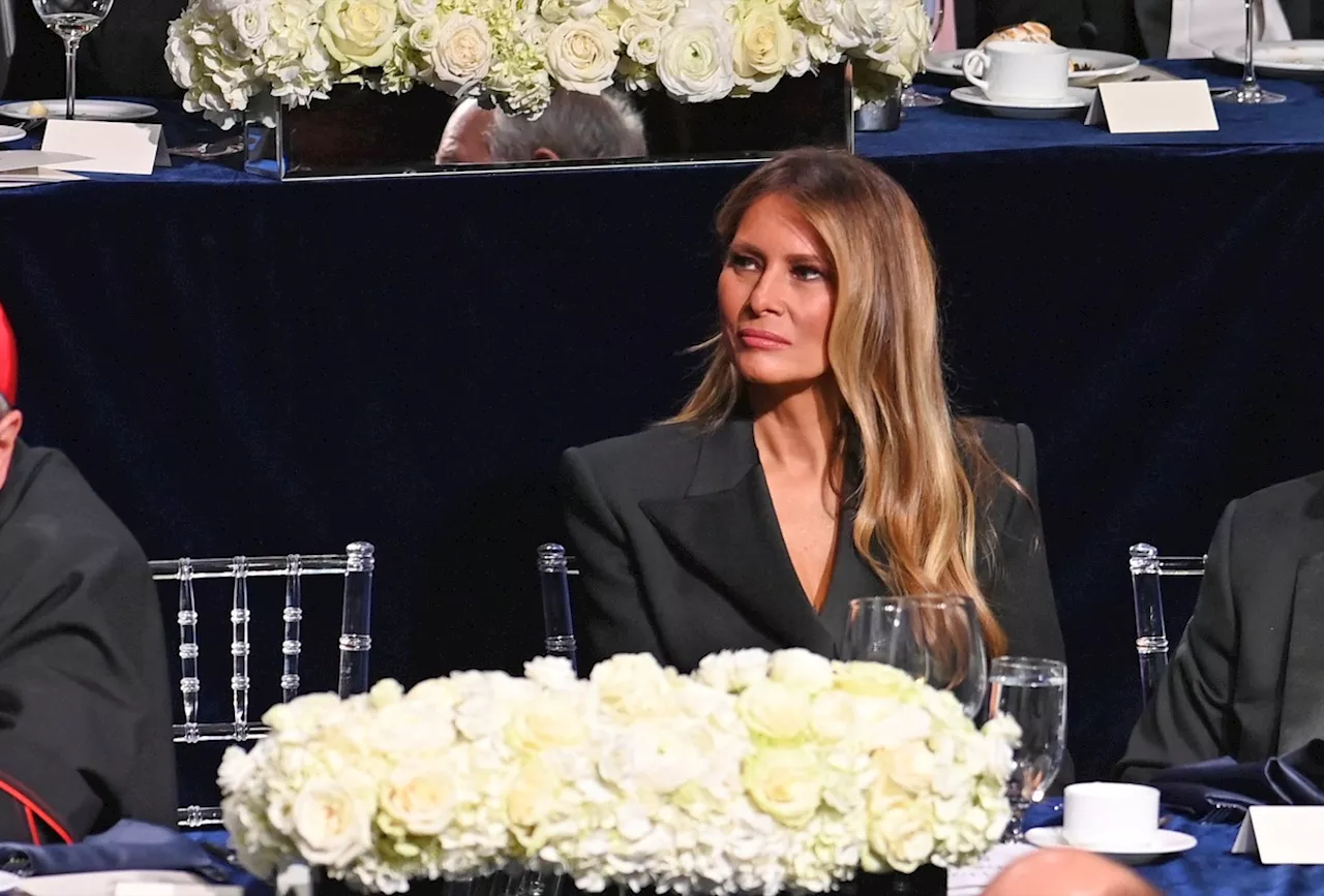 Melania Trump Fait Sensation dans une Robe Versace pour le Nouvel An