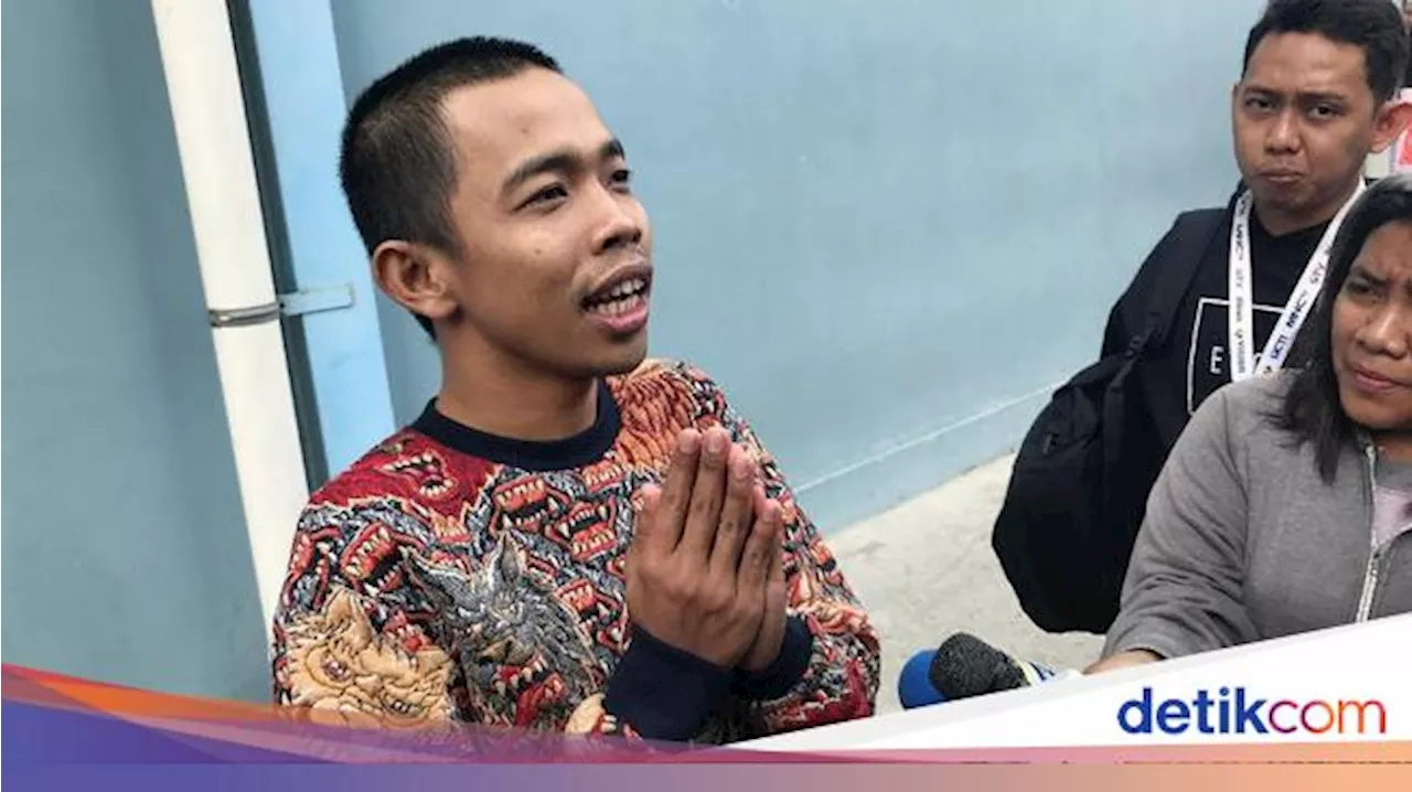 Dede Sunandar Bekerja di Restoran